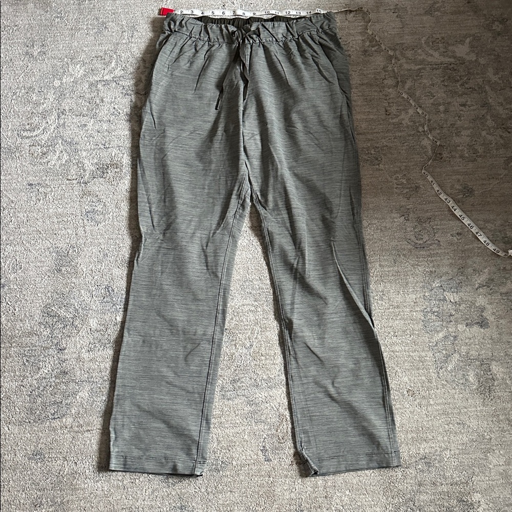 Lululemon women’s on the fly
Size 10
Color: heathered olive green